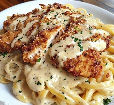 Crispy Chicken Pasta Recipes, Crispy Chicken With Creamy Pasta, Crispy Chicken Pasta, Crispy Chicken Alfredo, Chicken Fritta, Chicken Caesar Pasta, Pasta And Chicken, Crispy Chicken Recipes, Creamy Pasta Recipes