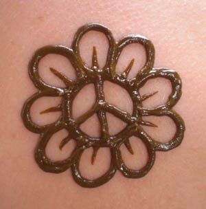 Peace Hanna Tattoo, Small Henna Tattoos, Small Henna Designs, Henne Tattoo, Cute Henna Designs, Cute Henna Tattoos, Henna Style Tattoos, Small Henna, Henna Inspired Tattoos