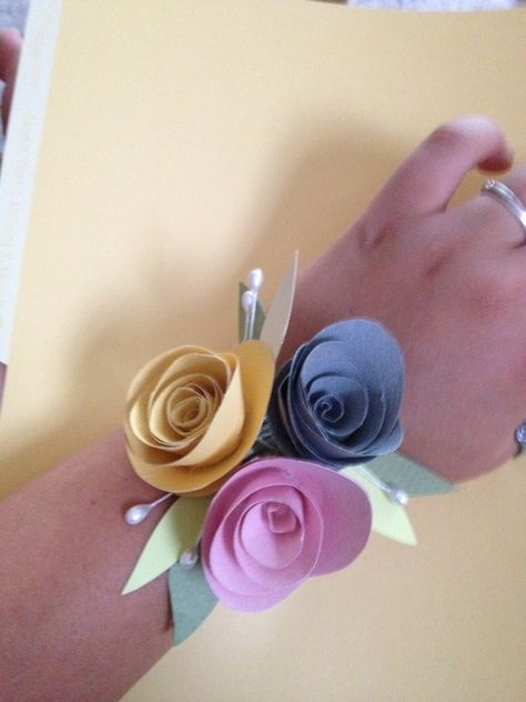 Paper Flower Corsage Diy, Paper Corsage, Paper Flower Corsage, Flower Wrist Corsage, Wrist Corsage Prom, Diy Corsage, Corsage Prom, Flower Corsage, Wrist Corsage