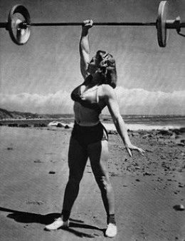 workout weight women Luis Gonzaga, Vintage Workout, Vintage Fitness, Retro Fitness, Female Strength, Muscle Beach, Weight Room, Female Muscles, Power Lifting