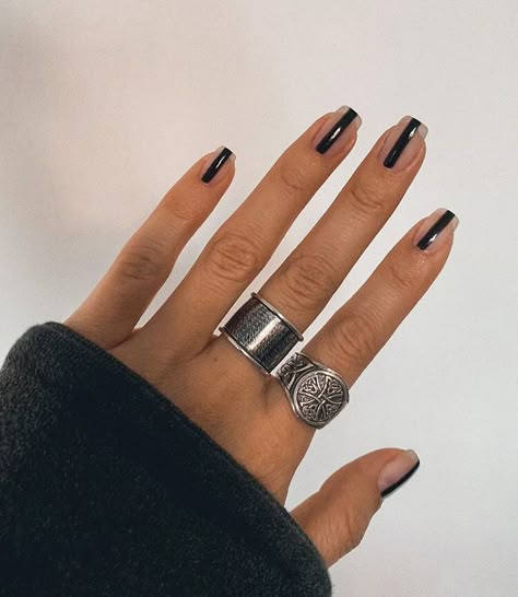 Dark Feminine Nails Short, Manicure Ideas Autumn, Minimalistic Nail Designs, Minimalistic Nails, Autumn Manicure, Winter Nail Art Designs, Minimal Nails Art, Minimal Nails, Winter Nail Art