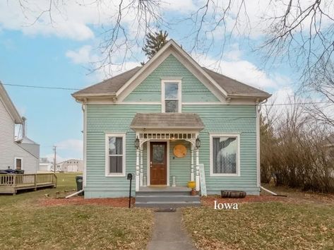 Circa 1900 Adorable Iowa Cottage Under $99K - Old Houses Under $100K Small 1900's House, 1900 House, 1900s House, Small Town Living, Cottage Exterior, House Sitting, Exterior Ideas, Wooden House, Exterior House