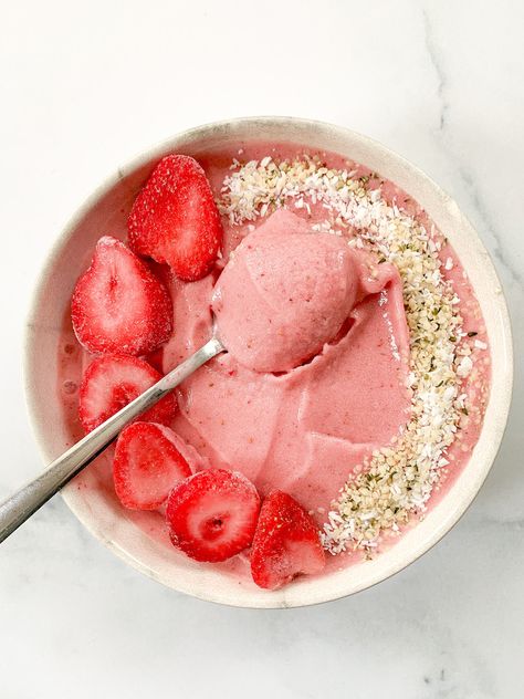 Booster Juice "The Original" Copycat Smoothie Bowl | Liv Gluten-Free Red Living Room Decor Ideas, Booster Juice Recipes, Vegan Smoothie Bowl Recipes, Acai Bowl Recipe Easy, Booster Juice, Red Living Room Decor, Vegan Smoothie Bowl, Acai Bowls Recipe, Recipes Copycat