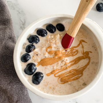 Kefir Oatmeal, Raspberry Oatmeal, Peanut Butter Overnight Oats, Strawberry Oatmeal, Toddler Breakfast, Food Chart, Peanut Butter Roll, Sample Meal Plan, Oats Breakfast