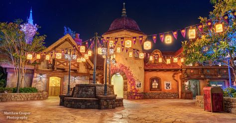 Rapunzel Courtyard Disney World Aesthetic, Disney Worlds, Disney Parque, Rapunzel Disney, Disney Photo Ideas, Disney World Pictures, Tema Disney, Disney World Magic Kingdom, Disney Pics