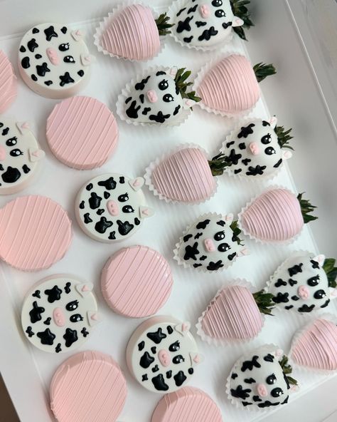 #cowbabyshower en Instagram | Hashtags Baby Showe Ideas, Cowgirl Birthday Cakes, Strawberry Ideas, Baby First Birthday Themes, Rodeo Birthday Parties, Barbie Party Decorations, Cowgirl Baby Showers, Cow Baby Showers, Farm Theme Birthday