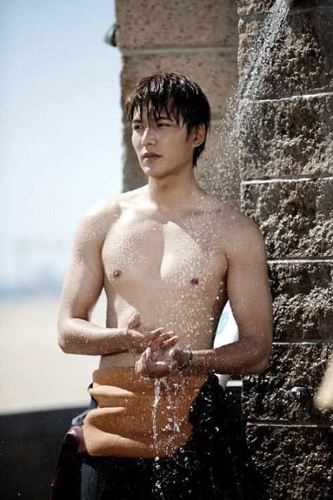 Lee Min Ho Shirtless, Lee Min Ho Photos, Park Seo Joon, Beach Friends, Handsome Asian Men, Korean Drama Movies, Kim Woo Bin, Park Shin Hye, Hyun Bin