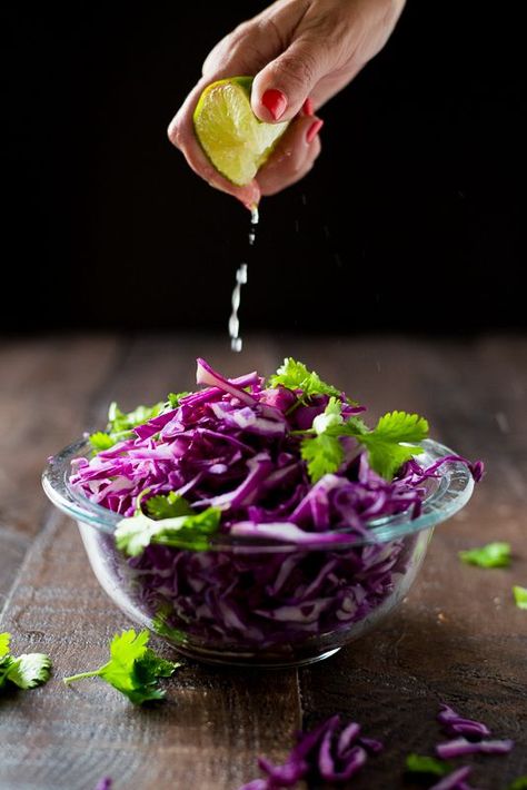 Four Dramatic Lighting Tips for Food Photography via /clickitupanotch/ #phototips #photography Food Photography Simple, Food Photography Ideas, Photography Simple, Super Salads, Food Photography Tutorial, Salads Recipes, Cole Slaw, Veggie Food, Healing Plants