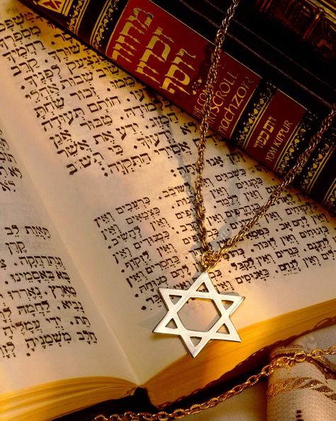 Jewish Aesthetic, Prayer Books, Messianic Judaism, Hebrew Prayers, What I Like About You, Learn Hebrew, Jewish Star, Jewish Culture, Yom Kippur