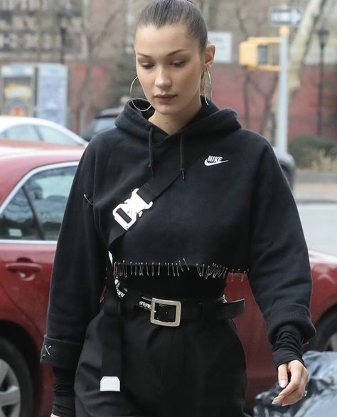 Bella Hadid Style, Hadid Style, Safety Pins, Black Women Fashion, Mode Inspo, Fashion Mode, Bella Hadid, Grunge Fashion, Safety Pin