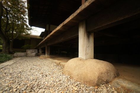 Japanese Timber Frame, Post Beam House, Stone Stool, Waiting Bench, Stone Cabin, Homestead House, Building Details, Building Foundation, Joinery Design