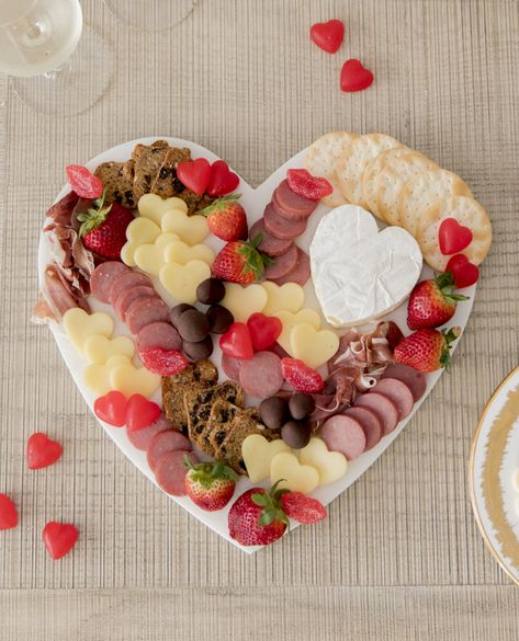 Heart Cheese Board Savoury Food Board, Heart Charcuterie Board Ideas, Valentines Day Cheese Board, Valentine Charcuterie Board Ideas, Valentine’s Day Charcuterie Board, Valentines Cheese Board, Valentines Day Charcuterie Board, Valentine Charcuterie Board, Heart Charcuterie Board