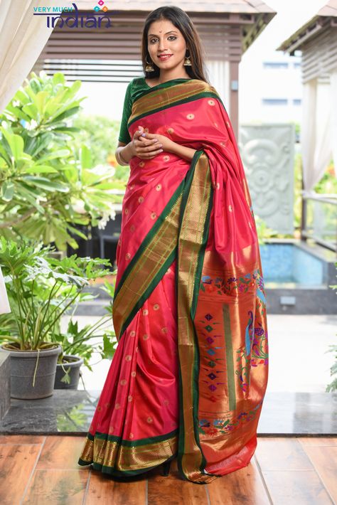 This beauty totally looks like a bunch of pink roses blooming in a green field. This traditional Paithani saree with floral buttis all over is a delight to own. Paithani Saree Look Simple, Paithani Saree Colours, Paithani Saree Blouse Pattern Simple, Paithani Saree Blouse Pattern, Paithani Look, Paithani Saree Traditional Look, Pathani Saree, Pink Paithani Saree, Green Paithani Saree