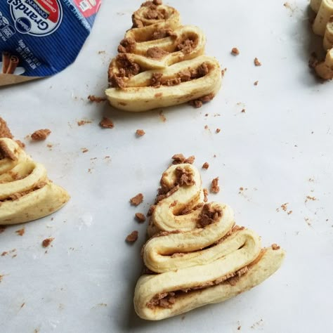 Pilsbury Cinnamon Rolls, Cinnamon Roll Christmas, Grands Cinnamon Rolls, Pillsbury Cinnamon Roll Recipes, Cinnamon Rolls Christmas, Cinnamon Roll Desserts, Christmas Rolls, Pillsbury Cinnamon Rolls, Pillsbury Grands