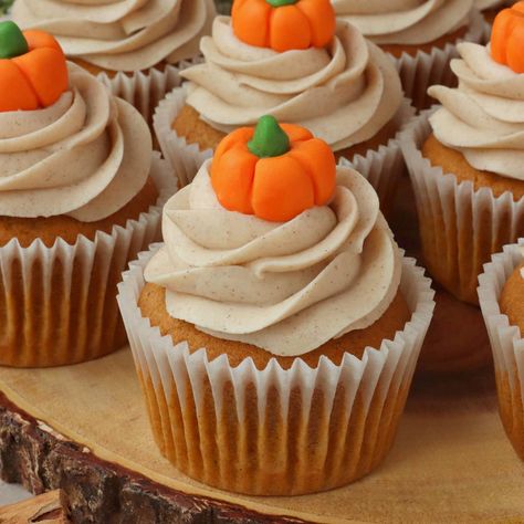 Cinnamon Buttercream, Postres Halloween, Up Pumpkin, Frozen Pumpkin, Pumpkin Pie Cheesecake, Pumpkin Scones, Halloween Food Treats, Halloween Baking, Spiced Pumpkin