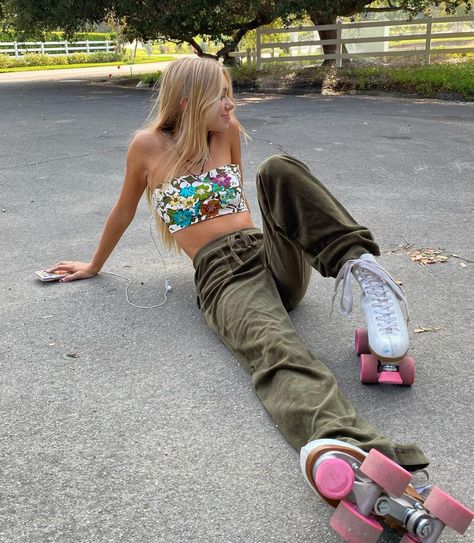 Skater Photoshoot, Emily Skinner, Roller Skating Outfits, Girls Roller Skates, Skate Aesthetic, Skate Girl, Roller Skaters, Skater Aesthetic, Roller Girl