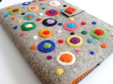 Fabric Book Covers, Book Cover Diy, Wool Felt Projects, Wet Felting Projects, Felt Cover, Felt Crafts Diy, Felt Book, Felt Embroidery, Needle Felting Projects