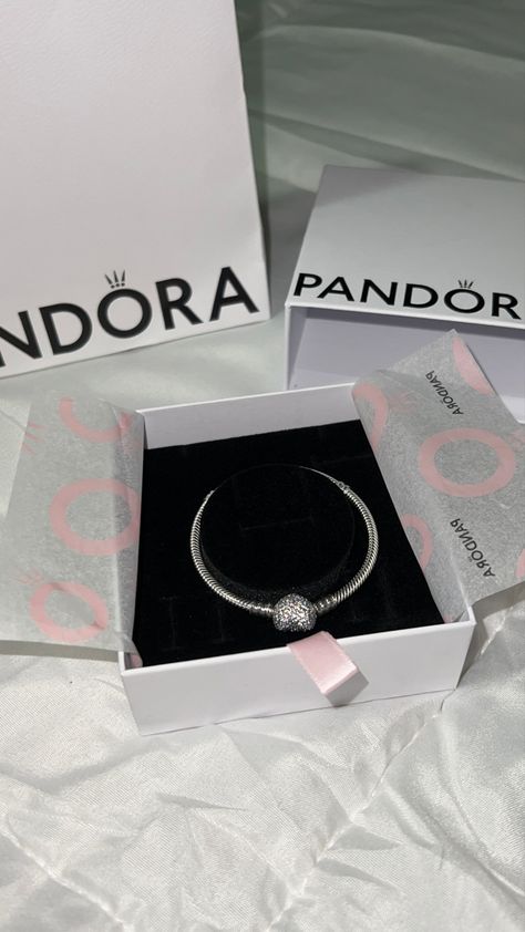 Pandora Fake Story, Pandora Story, Girly Bracelets, Pandora Bracelet Designs, Pandora Bag, Gifts For Gf, Overlays Instagram, Perfume Scents, Jewelry Accessories Ideas