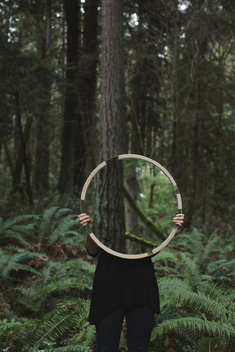 Camouflage hoop. Mirror Photography, Reflection Photography, Mirror Photo, Trik Fotografi, Jolie Photo, 인물 사진, Land Art, Photography Inspo, Art Plastique