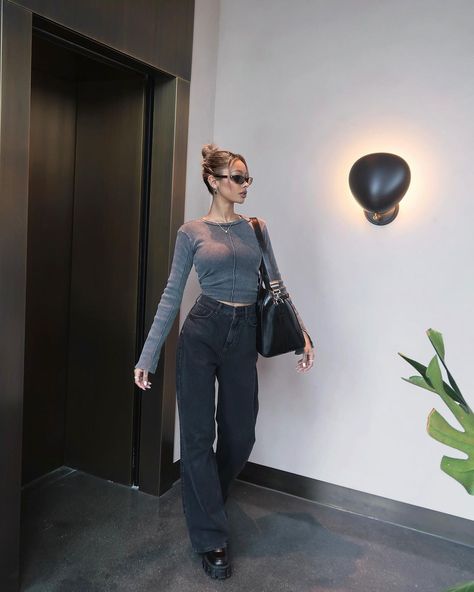 Grey Top Outfit, Black Casual Outfit, Chunky Boots Outfit, Jayde Pierce, Jeans Boots Outfit, Check Outfit, Artsy Chic, Black Mom Jeans, Long Sleeve Outfits