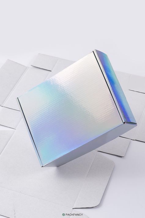 Have you ever been surprised 🤩by the holographic paper? The special material gives people a special 👀impression, making the simple mailer box 📦unique and making your brand stand out.💫 Futuristic Packaging, Sport Packaging, Mailer Box Design, Holographic Paper, Holographic Blue, Mailer Box, Blue Box, Brand Building, Product Packaging