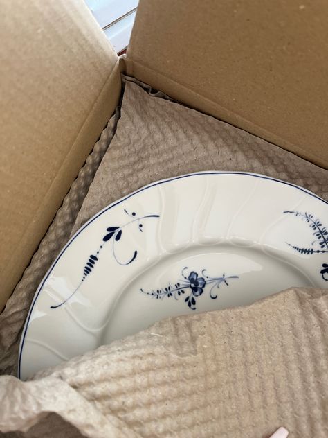 #villeroyundboch#tableware#crockery#dining#vieuxluxembourg Vintage Crockery Aesthetic, Crockery Aesthetic, Dream Apartments, Vintage Crockery, Comfortable Life, Maybe One Day, Dream Apartment, Blue China, Clay Crafts