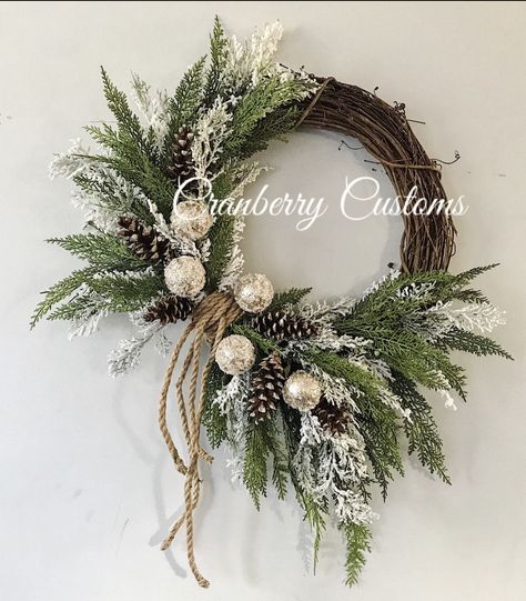 Rustic Winter Wreath, Winter Wreaths For Front Door Diy, Masculine Wreath, Vine Wreath Ideas, Simple Christmas Wreath Ideas, Home Made Wreaths, Home Decor Lighting Ideas, January Wreath Ideas, Christmas Swags Ideas