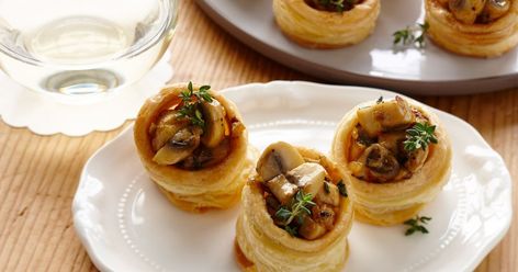 Homemade vol-au-vents stuffed with mushrooms are the perfect way to get your party started. 80s Dinner Party, Mushroom Vol Au Vent, Mushroom Tarts, Food Canapes, Mushroom Tart, Christmas Finger Foods, Roast Dinners, Festival Foods, Bread Pancakes