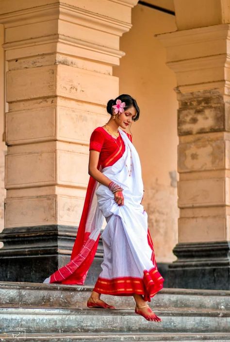 Red And White Saree For Durga Puja, Bangoli Saree Pose, Bangali Saree Style Saris, Style For Photoshoot, Saree Poses Ideas, Puja Aesthetic, Types Of Saree, Painting Poses, Photoshoot Saree