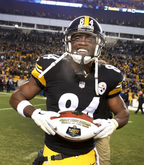 The Steelers' Antonio Brown poses for a selfie before the game against the Cincinnati Bengals at Heinz Field Antonio Brown Steelers, Heinz Field, Antonio Brown, Pittsburgh Sports, University Of Pittsburgh, Nfl Cheerleaders, Wedding Art, Travel Design, Pittsburgh Pa