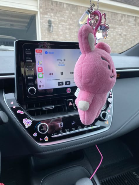 Kpop Car Decor, Kawaii Aesthetic Car, Kuromi Car Interior, Sanrio Car Interior Ideas, Sanrio Car Decor, Girly Car Decor, Bt21 Car Accessories, Rilakkuma Car Accessories, Cube Car