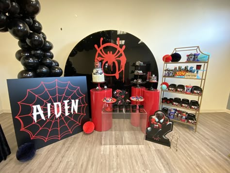 Black And Red Spiderman Birthday Party, Spin Birthday Party, Black Spiderman Birthday Party, Spider Verse Party Ideas, Miles Morales Spiderman Party Ideas, Spiderverse Decorations, Spin Spiderman Birthday Party, Miles Morales Birthday Party Ideas, Miles Morales Balloon Garland