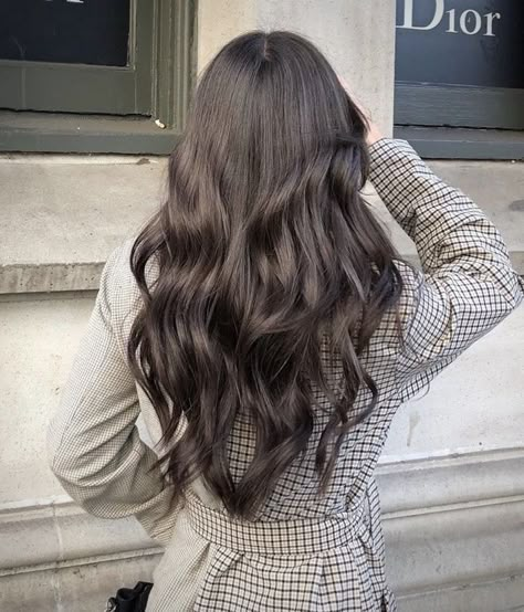 Dark Brown Hair Pale Skin, Cool Tone Brown Hair, Photo Inspiration Aesthetic, Hair Care Routine Daily, Cool Brown Hair, Brown Hair Inspiration, Social Media Post Ideas, Tips Design, Korean Hair Color