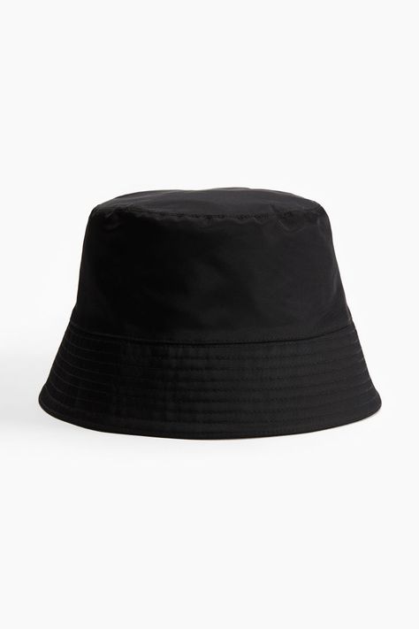 Bucket hat in nylon with a sweatband and lining in cotton.