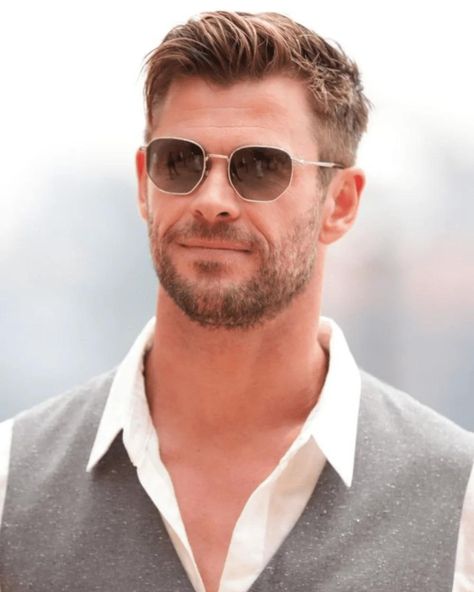 Take your style to new heights with the Aviator-inspired Chris Hemsworth haircut! Perfect for those who love a blend of classic and contemporary, this look captures the essence of rugged elegance. Our guide breaks down how to achieve this sophisticated style with easy-to-follow steps, top-notch products, and expert tips. Embrace the timeless appeal of the Chris Hemsworth haircut and transform your look effortlessly. Click now to get started! #ChrisHemsworthHaircut #AviatorStyle #TimelessElegance Liam Hemsworth Haircut, Classic Male Haircut, Chris Hemsworth Hair Short, Chris Hemsworth Hairstyle, Mens Hairstyles Fine Hair, Hemsworth Haircut, Chris Hemsworth Haircut, Chris Hemsworth Hair Medium, Chris Hemsworth Hair Extraction