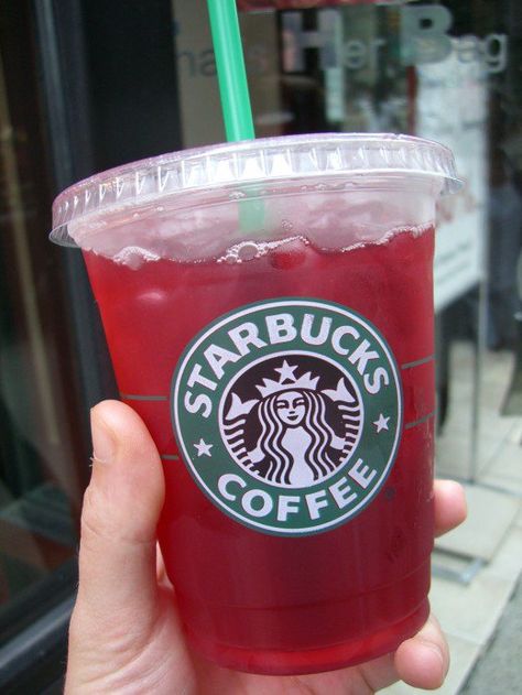 The distinctively red Passion Iced Tea. Starbucks Drinks Iced, Tea Starbucks, Low Carb Starbucks Drinks, Lemonade Tea Recipe, Copo Starbucks, Low Carb Starbucks, Passion Tea Lemonade, Sugar Free Vanilla Syrup, Starbucks Tea