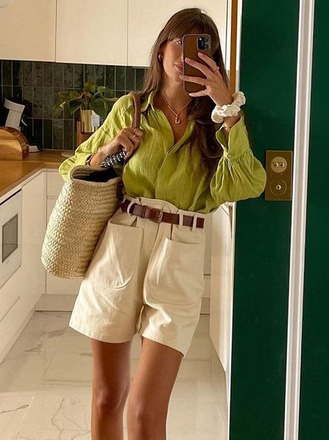 French Shorts Outfit, Parisian Shorts Outfit, Summer Work Outfits Shorts, Loafers And Shorts Women, Denim Shorts 2023, Styling Linen Shorts, Wide Shorts Outfit, How To Style Linen Shorts, Jeans Shorts Outfits Women