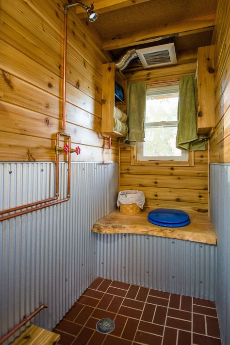 Tiny House Bathroom Layout, Tiny House Shower, Tiny Home Bathrooms, House Bathroom Designs, Tiny House Bathroom Ideas, Mini Bad, Tiny House Swoon, Minimalist Bathroom Design, Small Bathroom With Shower