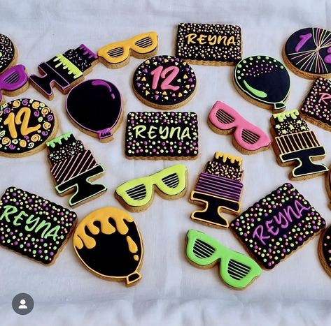 Neon Halloween Cookies, Glow In The Dark Cookies, Glow Party Cookies, Neon Cookies, 13th Birthday Party Ideas, Cake Party Ideas, Glow In The Dark Party, 13th Birthday Party, Glow Birthday