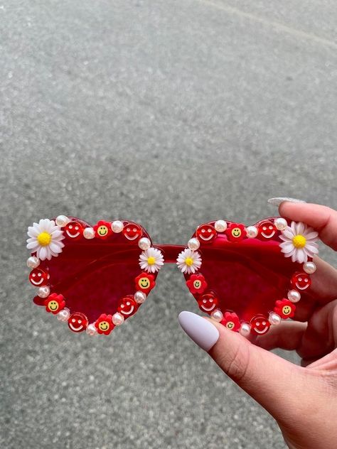 Heart Sunglasses Beads, Heart Sunglasses With Beads, Bead Glasses Diy, Heart Glasses With Beads, Beaded Sunglasses Diy, Sunglasses With Beads, Decorate Sunglasses, Rave Crafts, Summer Crafts For Adults