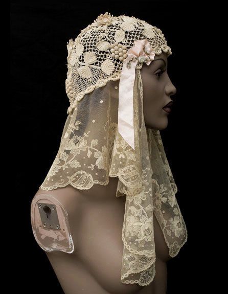 Crochet Inspiration   **Mixed lace wedding Juliet cap, 1920s, from the Vintage Textile archives. Wedding Cap, Vintage Weddingdress, Vintage Textile, Wedding Gowns Vintage, Linens And Lace, Vintage Bride, 1920s Fashion, Antique Lace, Vintage Bridal