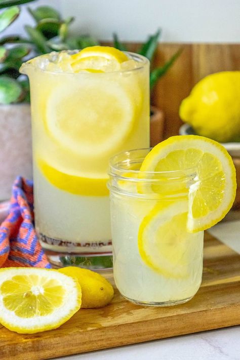 The Best Homemade Lemonade - drinks #drinks Southern Lemonade, Best Homemade Lemonade, Jus Recipe, Homemade Lemonade Recipe, Cheesy Rolls, Cheese Roll Recipe, How To Make Lemonade, Creamy Mashed Cauliflower, Homemade Lemonade Recipes