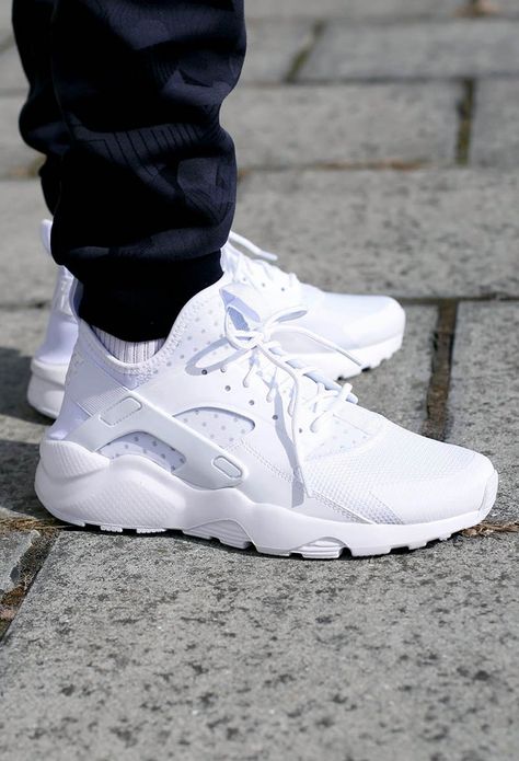 Nike Air Huarache Ultra White 'on feet' Outfits With Air Force Ones Fashion, Huaraches Outfit, Nike Air Huarache White, Nike Air Huarache Ultra, Outfits With Air Force Ones, Nike Shoes Huarache, White Huaraches, Nike Free Runners, Nike Shoes Outfits