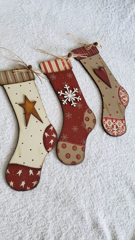 Wood Stocking Ornaments, Wooden Stocking Ornaments, Wooden Stockings Christmas, Christmas Wood Painting Ideas, Stocking Painting Ideas, Wood Christmas Stocking, Wooden Christmas Stocking, Wood Stocking, Wooden Stocking