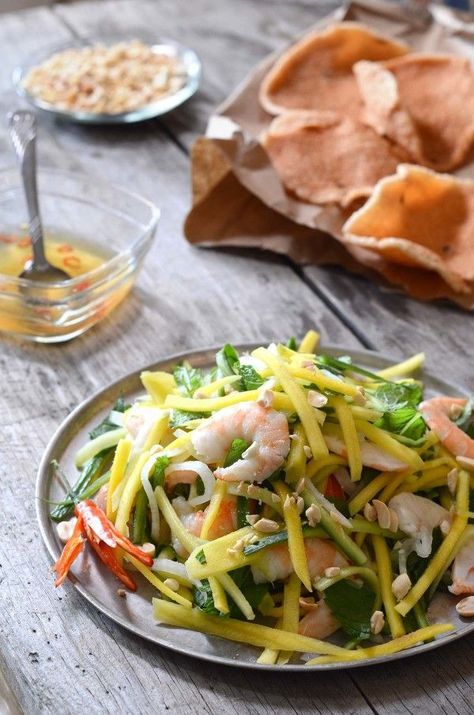 plate of Vietnamese mango salad with shrimp chips Mango Salad Dressing, Mango Salad Recipe, Vietnamese Noodle Salad, Green Mango Salad, Salad With Shrimp, Green Mango, Viet Food, Grape Salad, Vietnamese Cuisine