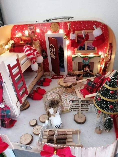 Elf On Shelf House, Elf On The Shelf House Diy Cute Ideas, Mini Christmas Houses Diy, Elf House Ideas, Diy Elf House, Elf On The Shelf House Diy, Elf House Diy, Elf On The Shelf House, Christmas Miniatures Scene