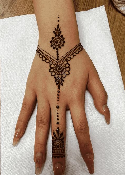 Arabian Henna Designs Simple, Single Finger Henna, Mehendi For Short Hands, One Line Henna Design, Foot Henna Simple, Mens Henna Tattoo, Easy Foot Henna Designs, Henna Hand Tattoos Simple, Small Henna Designs Palm