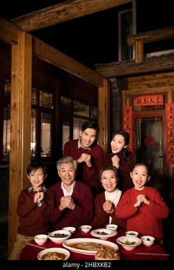 happy family reunion dinner chinese Chinese Family Photo, Chinese Family Photography, Dinner Chinese, Chinese Family, China House, Asian Family, Visual Board, Happy Family, Chinese Culture