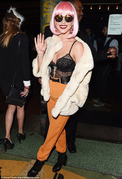 In the pink: Julianne Hough wore a bright pink wig and large sunglasses at the UNICEF Halloween Masquerade Ball in Los Angeles on Thursday Ash Blonde With Pink, Pink Wig Costume Ideas, Pink Wig Outfit, Pink Highlights Wig, Wig Costume Ideas, Pink Wig Costume, Blonde With Pink Highlights, Halloween Masquerade Ball, Outrageous Fashion