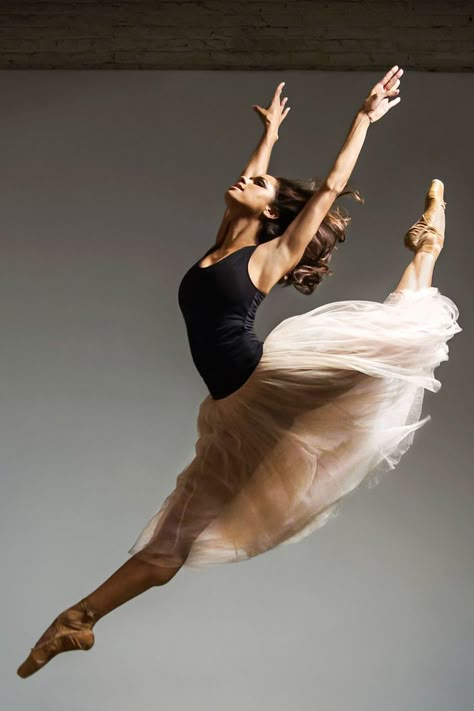 A Star Keeps Rising: It's Official! Misty Copeland is now a Principal Dancer for American Ballet Theatre! Ballet Pictures, Ballet Beauty, Ballet Poses, Art Of Dance, Ballet Inspiration, Misty Copeland, American Ballet Theatre, Ballet Art, Ballet Photos